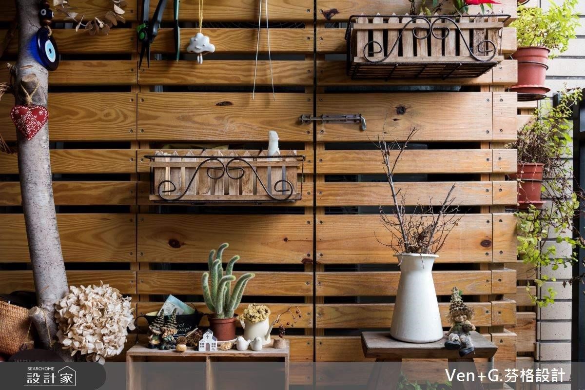 陽台空間有限，最適合裝設木棧板掛上自己喜愛的植栽與工具，拈花惹草的時光格外輕鬆！>> 點此看完整圖庫